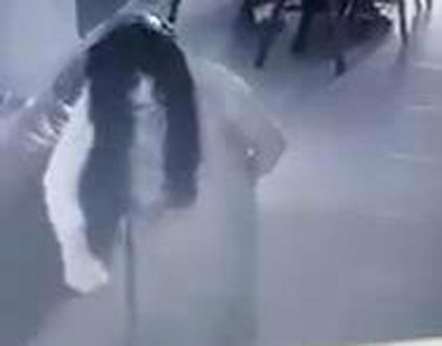 Chủ nhà kinh hãi khi xem camera thấy nữ giúp việc xõa tóc nhìn trừng trừng vào máy quay - 1