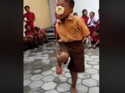 Clip Eva - Cố hết sức chỉ để ăn một miếng bánh, cậu bé khiến cư dân mạng không thể nhịn cười