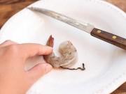 Bếp Eva - Có nên lấy đường chỉ màu đen trên lưng tôm hay không?