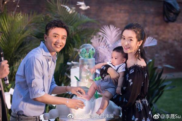 Vợ chồng amp;#34;Tiểu Yến Tửamp;#34; và amp;#34;Nhĩ Khangamp;#34; tổ chức tiệc 100 ngày cho con trai quý tử - 1