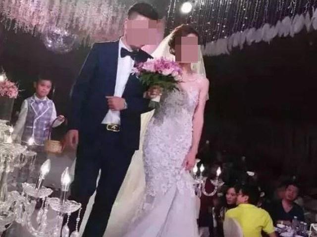 Xôn xao đám cưới khủng: Chú rể mang hơn 20 tỷ tiền mặt xếp lên sân khấu tặng cô dâu