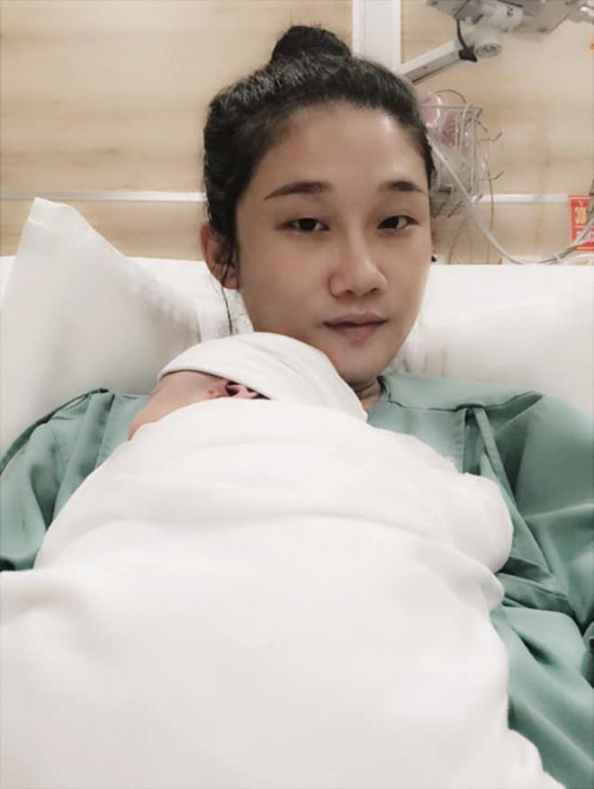 Chân dài Kha Mỹ Vân hạ sinh con lai Tây vào đúng ngày sinh nhật của mình và chồng - 1