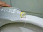 Nhà đẹp - Lười cọ, cô gái nghe bạn lấy giấm đổ vào thùng nước bồn cầu, hôm sau mới giật mình