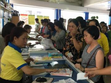 Tin tức - Chạy khắp thành phố để tìm mua sách giáo khoa lớp 1 cho con