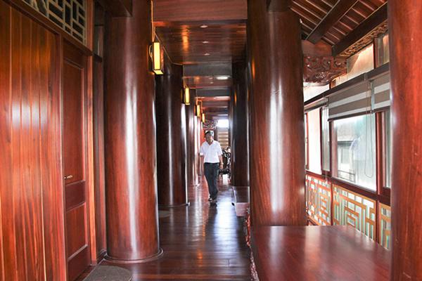 doc nhat vo nhi: nha 5 tang lam toan bang go quy cua ong lao 73 tuoi tai ha tinh - 11