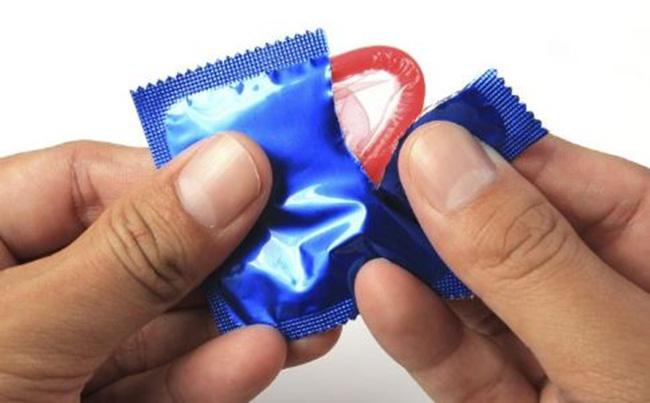 nhũng lõi sai tai hại khi dùng bao cao su khién cap doi có ngày "om hạn" - 1