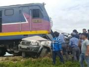 Tin tức - Vụ ô tô bị tàu hỏa tông: Dân hô hoán có tàu tới, tài xế vẫn cố vượt đường ray