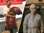 Giải trí - Bắt gặp "vua Càn Long" dở khóc dở cười vì phải chụp hình cùng "móng giò heo"