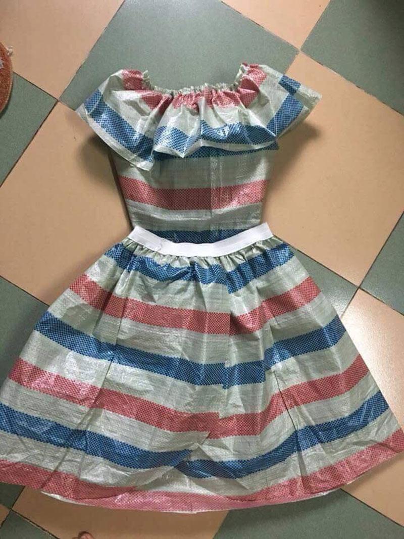 Chiếc váy này làm từ vải bạt thường được bỏ đi khi hết công dụng. 
