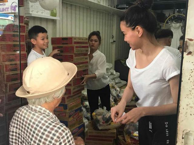 Mới 8 tuổi Subeo đã ga lăng như bố, hăng hái bê đồ giúp mẹ Hồ Ngọc Hà