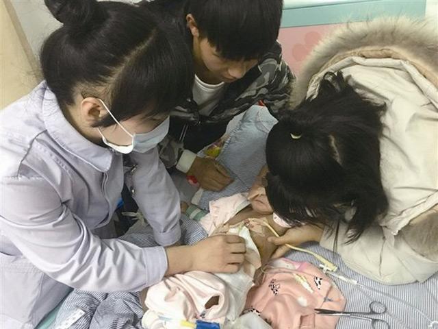Bé 13 tháng vỡ dạ dày vì mẹ cho ăn ngô khi mới mọc vài chiếc răng