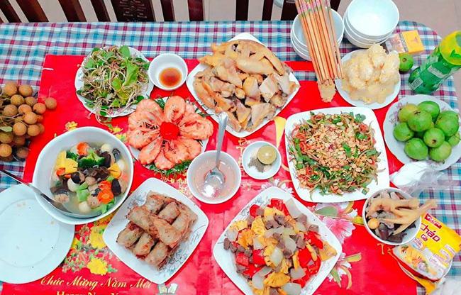 Gái xinh nấu cỗ cúng rằm 8 món 324 nghìn, dân mạng soi ngay điểm đặc biệt ở đĩa gà - 2