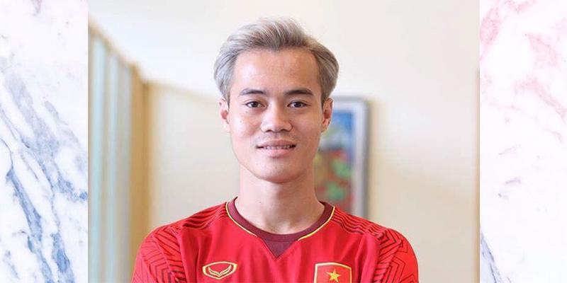 Kiểu tóc của Văn Toàn được Phạm Tuấn Giao chế cho các cầu thủ U23.
