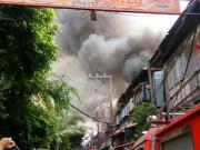 Tin tức - Để 5 con nhỏ ở nhà, bố mẹ ngã quỵ khi các con thiệt mạng trong căn nhà cháy rụi