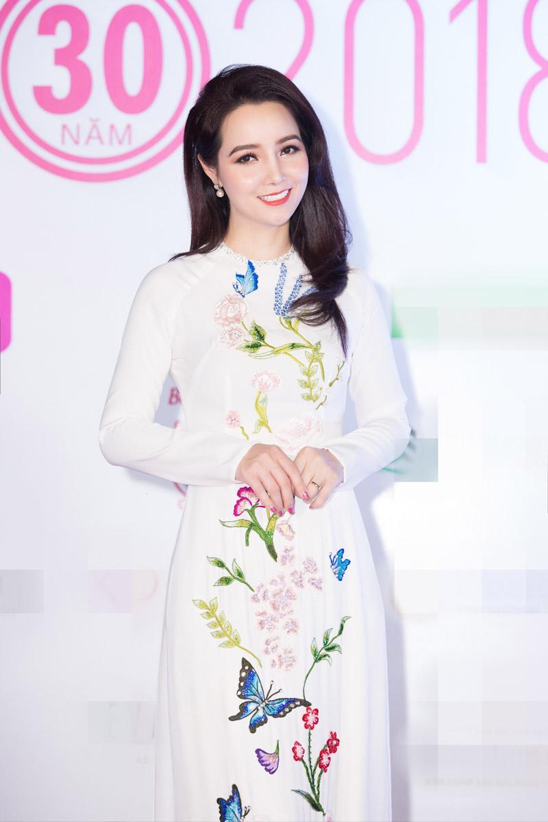 Cặp đôi bạn thân cùng trường, Mỹ Linh, Kỳ Duyên đọ chân nuột nà với váy xẻ tà - 8