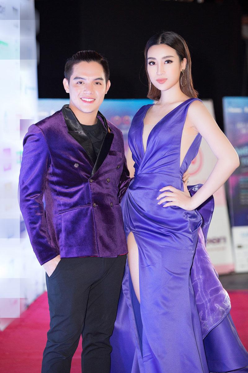 Cặp đôi bạn thân cùng trường, Mỹ Linh, Kỳ Duyên đọ chân nuột nà với váy xẻ tà - 2