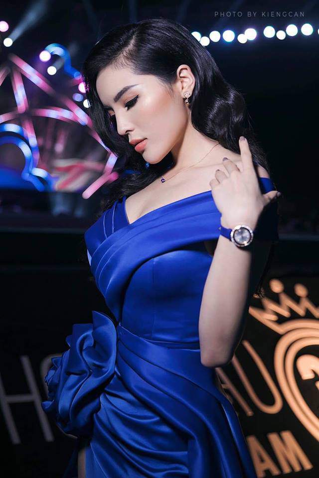 Cặp đôi bạn thân cùng trường, Mỹ Linh, Kỳ Duyên đọ chân nuột nà với váy xẻ tà - 4