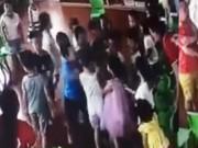 Tin tức - Phẫn nộ clip hàng chục trẻ mầm non lao vào đánh hội đồng 1 bạn học trước mặt cô giáo