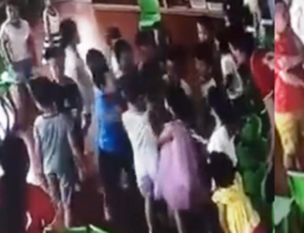 Phẫn nộ clip hàng chục trẻ mầm non lao vào đánh hội đồng 1 bạn học trước mặt cô giáo - 1