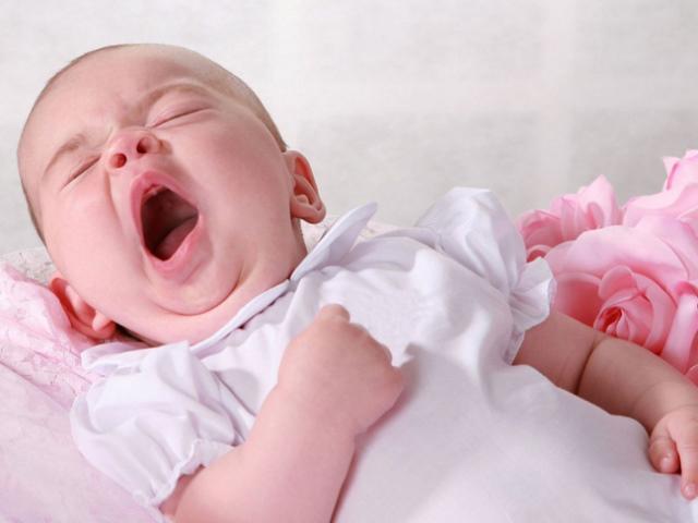 Trẻ sơ sinh ngủ ít: nguyên nhân và cách điều trị