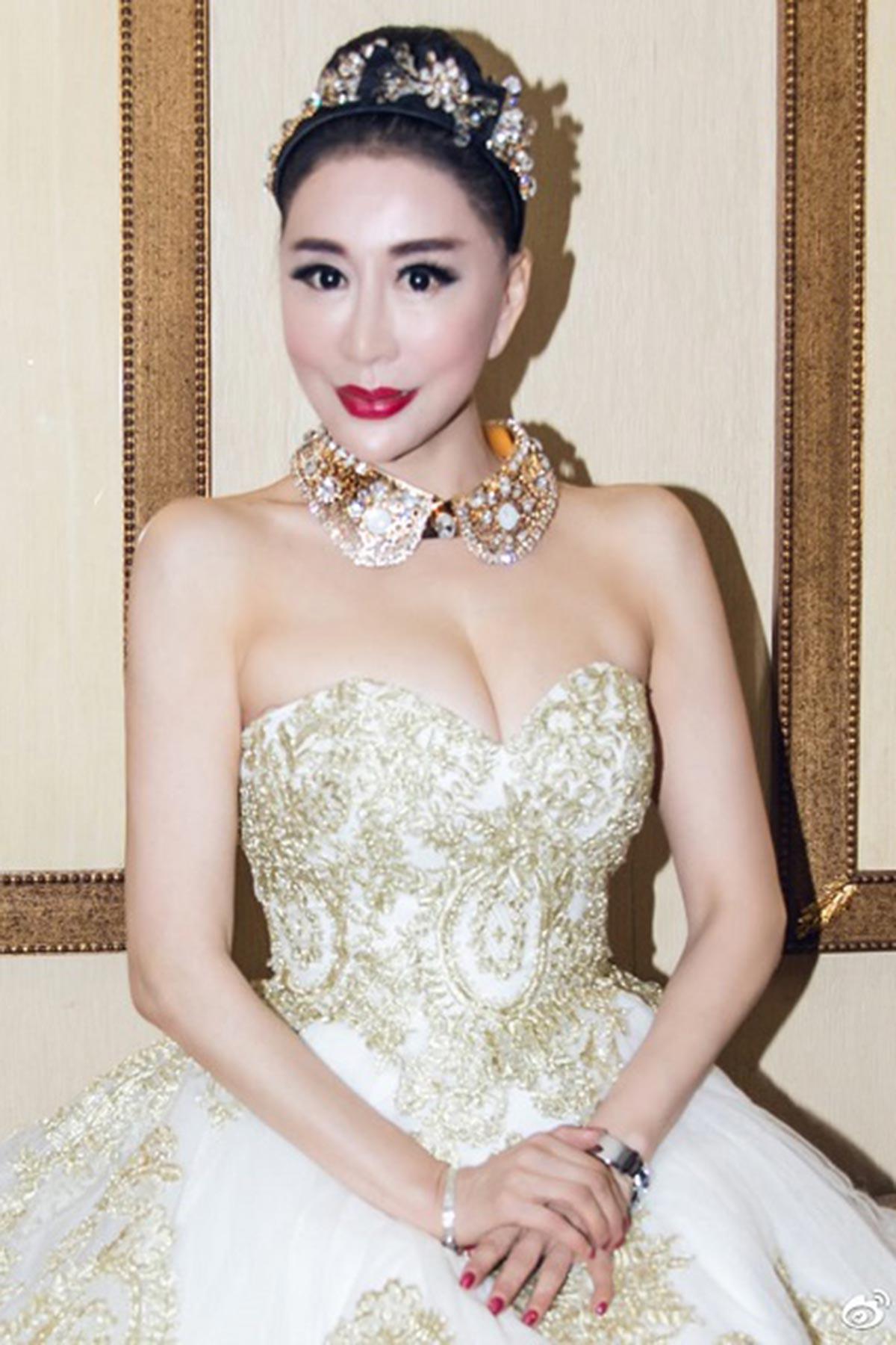 4 ngôi sao cực thích làm lố, gần 70 tuổi vẫn diện đồ hở bạo, lòe loẹt - 15