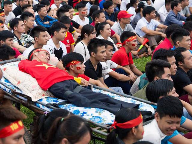 Xúc động hình ảnh người đàn ông khuyết tật chân tay nằm trên xe cáng cổ vũ U23 Việt Nam