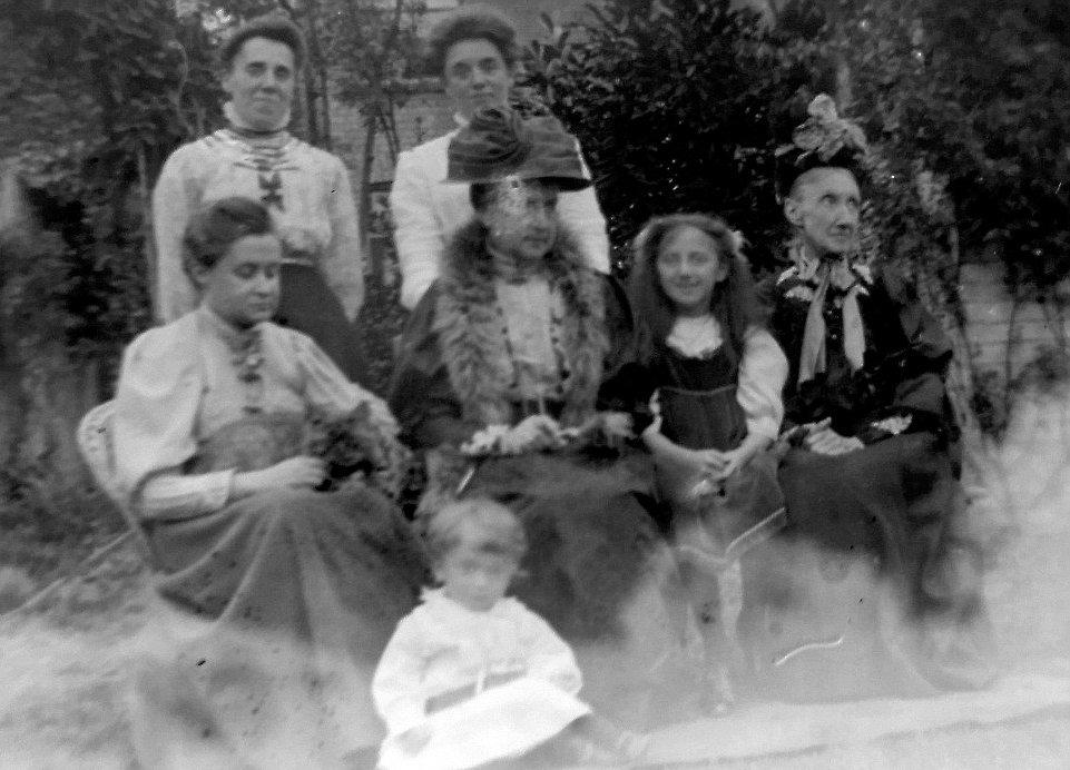 bi mat ron nguoi ben trong hom co mua o hoi cho - 6