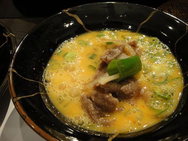 chi em sinh doi 2 tuoi nhiem trung mau nguy kich sau khi di an lau cung gia dinh - 1