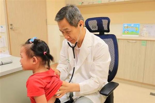 chi em sinh doi 2 tuoi nhiem trung mau nguy kich sau khi di an lau cung gia dinh - 2