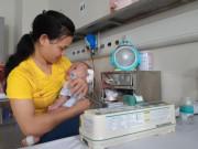 Tin tức - Đau xót khi hai con sinh đôi 4 tháng chưa một lần được bú chung bầu sữa mẹ