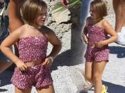 Giải trí - Sau khi bị mắng vì cho Harper đi giày cao gót, Victoria lại sắm cho con gái áo hở rốn