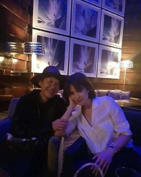 Ngôi sao 24/7: Khổ thân Song Joong Ki: Lủi thủi ăn một mình khi vợ vui vẻ đi chơi - 1