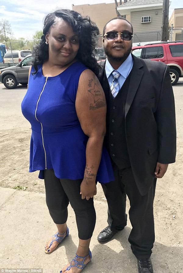 nguoi dan ong chang bao gio dam coi ao truoc mat vo khi "yeu" vi ly do khong ngo - 2