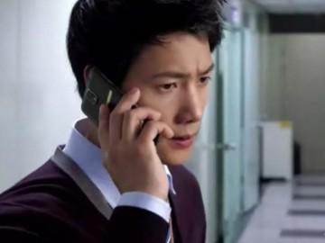 Chồng ngày ngày lén lút nhắn tin với người cũ, vợ bầu lặng người khi biết sự thật đằng sau