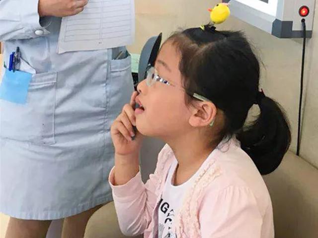 Bé gái 6 tuổi cận...12 độ, những thói quen tai hại cha mẹ để con làm cực kỳ hại mắt