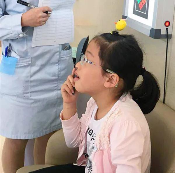 be gai 6 tuoi can...12 do, nhung thoi quen tai hai cha me de con lam cuc ky hai mat - 1