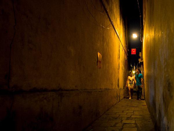 buc anh chup voi cap doi o hoi an va chuyen tinh phia sau khien nhieu nguoi cay mat - 2