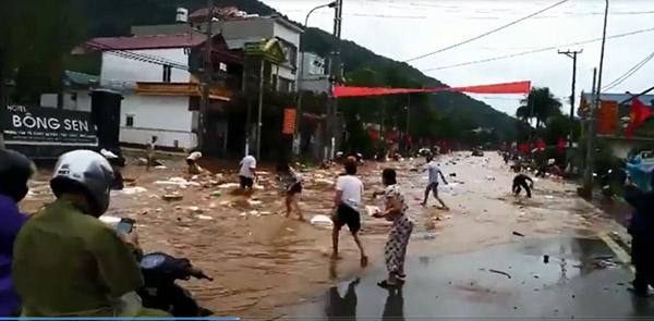 clip: lu cuon ca kho hang, mi chinh, nuoc mam cuon cuon troi theo dong nuoc - 1