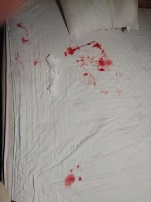 giua dem tinh giac, me hot hoang thay mau trao ra tu mieng con gai dang ngu - 1