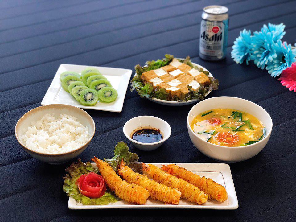 nau com 1 minh nhu nha 5 nguoi, 9x duoc dan mang khen "ai lay duoc vo nay tot qua" - 1