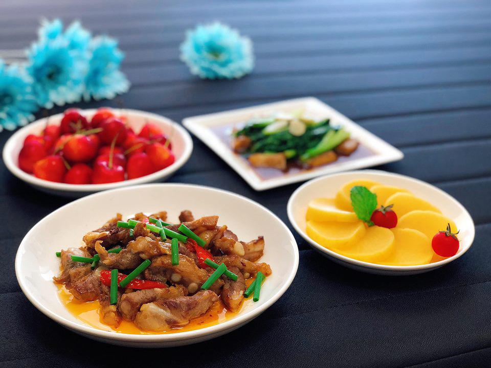 nau com 1 minh nhu nha 5 nguoi, 9x duoc dan mang khen "ai lay duoc vo nay tot qua" - 2