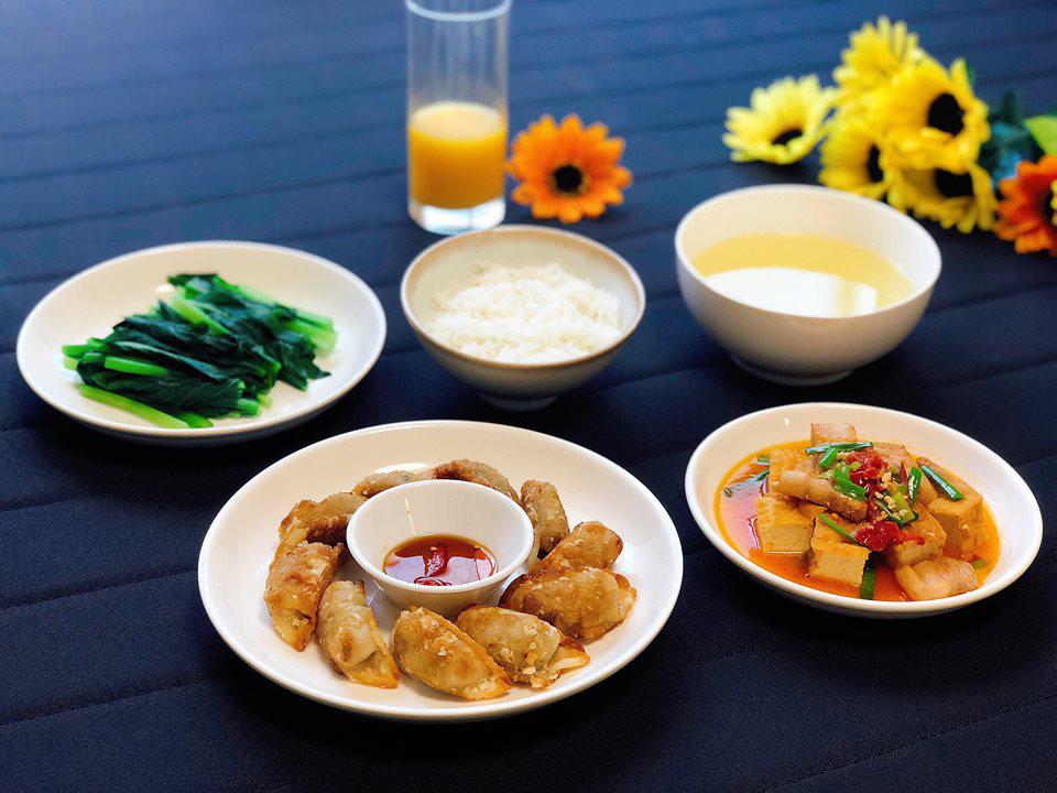 nau com 1 minh nhu nha 5 nguoi, 9x duoc dan mang khen "ai lay duoc vo nay tot qua" - 3