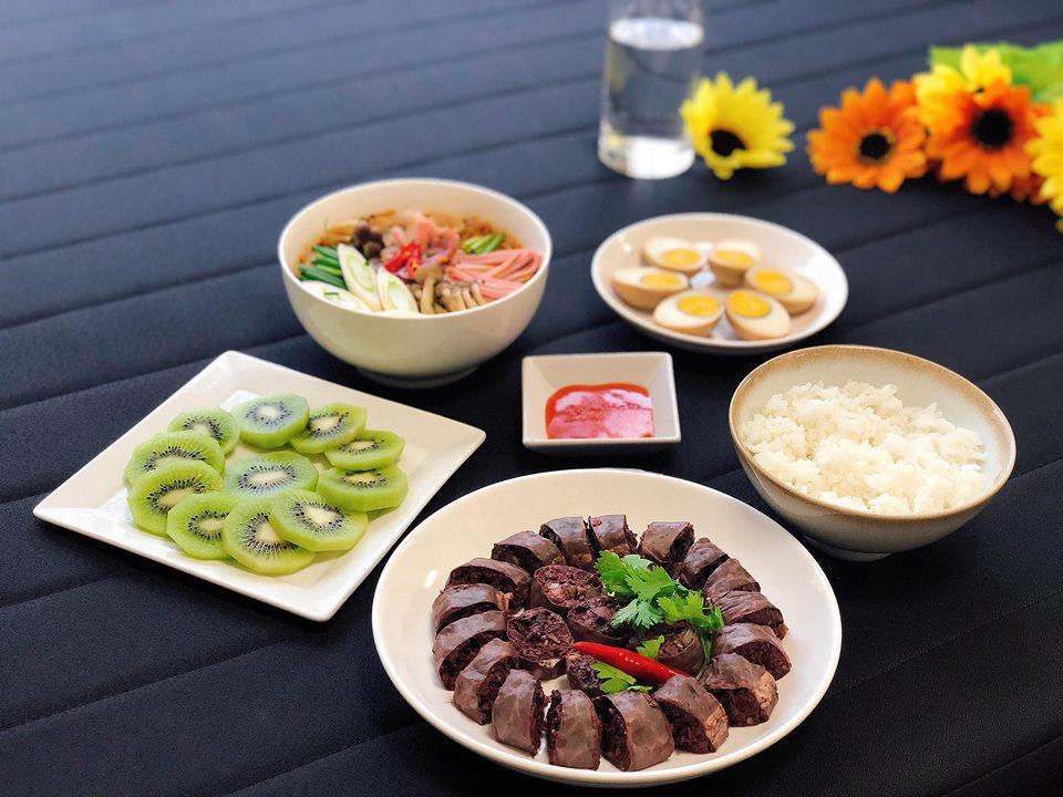 nau com 1 minh nhu nha 5 nguoi, 9x duoc dan mang khen "ai lay duoc vo nay tot qua" - 4