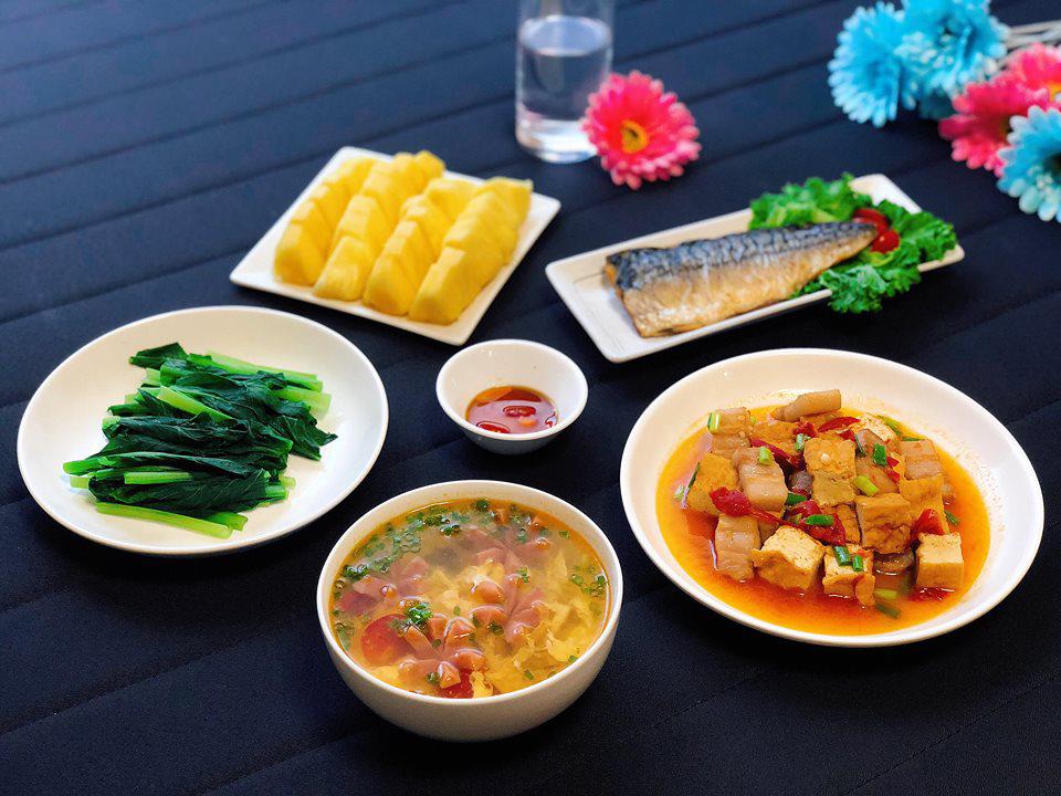 nau com 1 minh nhu nha 5 nguoi, 9x duoc dan mang khen "ai lay duoc vo nay tot qua" - 6