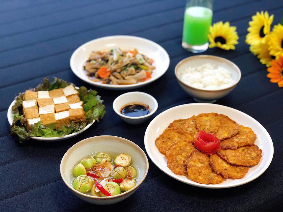 nau com 1 minh nhu nha 5 nguoi, 9x duoc dan mang khen "ai lay duoc vo nay tot qua" - 7