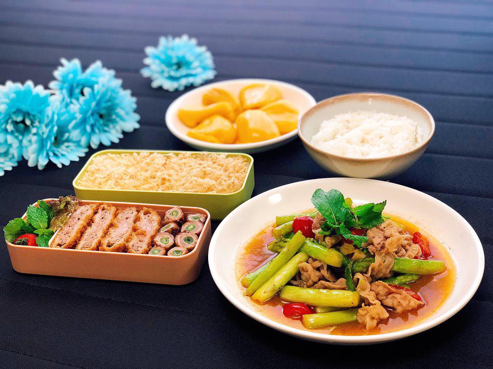 nau com 1 minh nhu nha 5 nguoi, 9x duoc dan mang khen "ai lay duoc vo nay tot qua" - 10