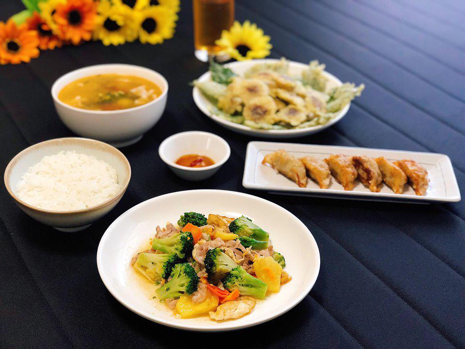 nau com 1 minh nhu nha 5 nguoi, 9x duoc dan mang khen "ai lay duoc vo nay tot qua" - 11