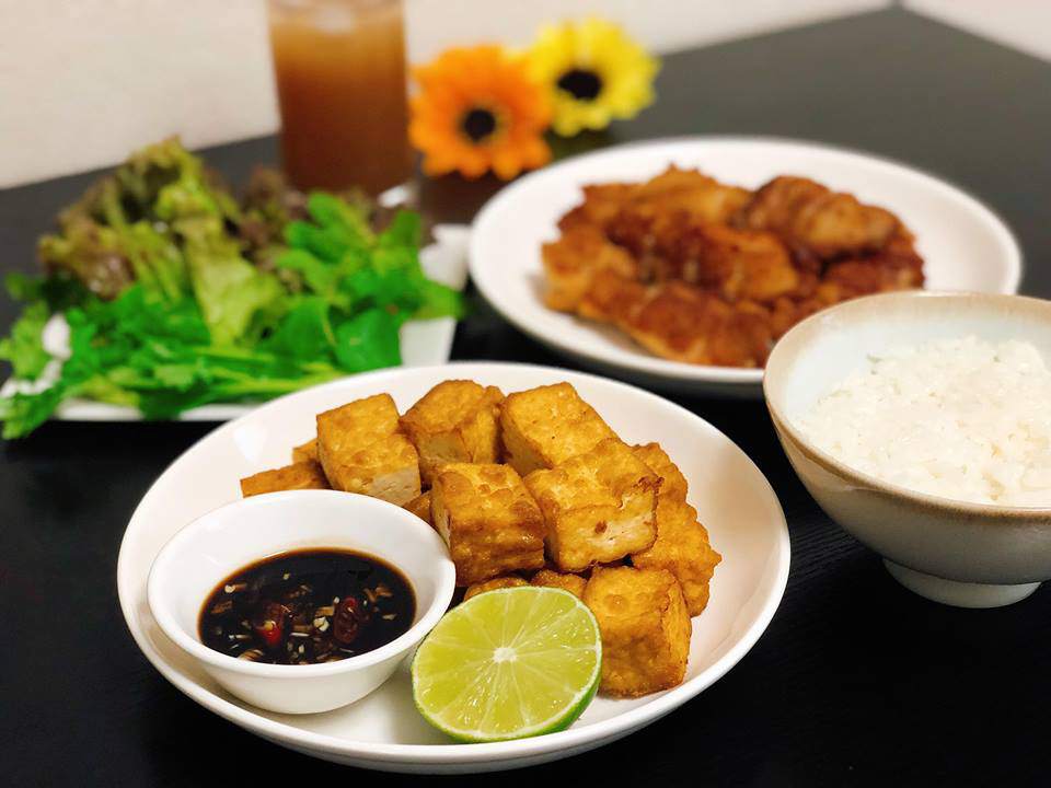 nau com 1 minh nhu nha 5 nguoi, 9x duoc dan mang khen "ai lay duoc vo nay tot qua" - 13