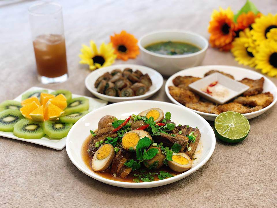 nau com 1 minh nhu nha 5 nguoi, 9x duoc dan mang khen "ai lay duoc vo nay tot qua" - 15