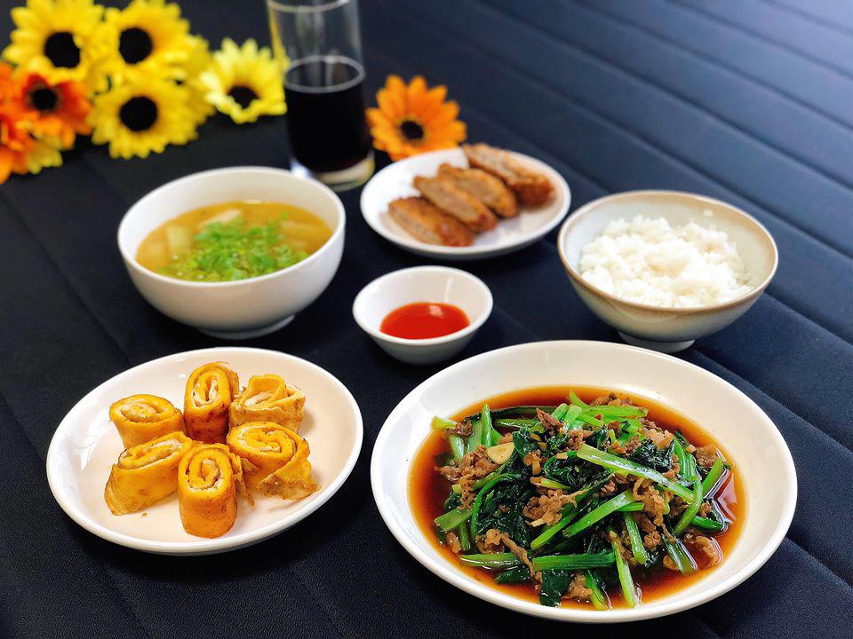 nau com 1 minh nhu nha 5 nguoi, 9x duoc dan mang khen "ai lay duoc vo nay tot qua" - 16